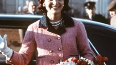 Photo of La storia del tailleur rosa Chanel di Jackie Kennedy