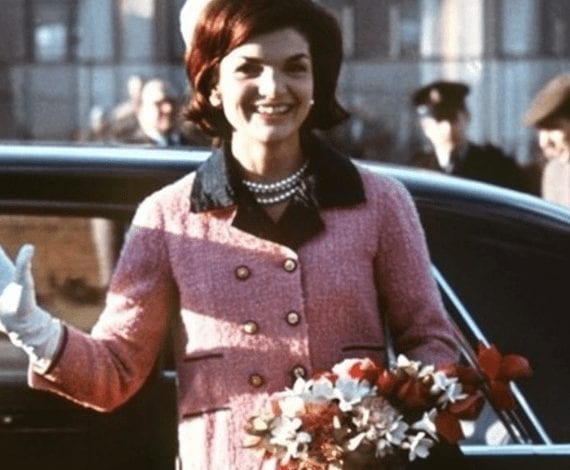 Photo of La storia del tailleur rosa Chanel di Jackie Kennedy