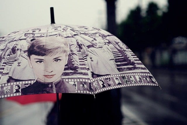 Photo of Cosa indossare quando piove? Con i “rainy look” anche la pioggia è glamour