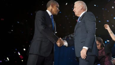 Photo of Usa: Obama al fianco di Biden, gaffe di Trump sugli anziani che gli voltano le spalle