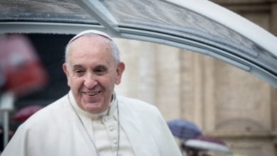 Photo of Papa Francesco: “Le coppie hanno cani e gatti che occupano il posto dei figli”