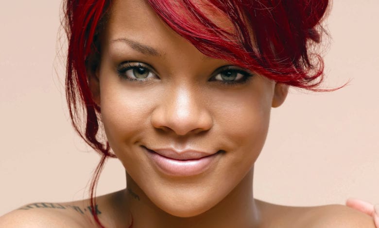 Photo of Rihanna presenta la sua collezione, poi si scusa per la scelta delle canzoni
