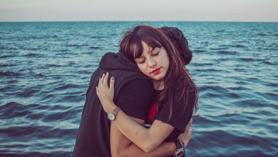 Photo of Bacio all’aria e strette di mano, le regole per salutarsi