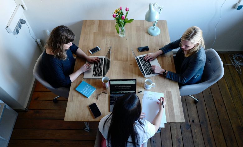Photo of Le aziende ripensano il lavoro: dallo smart working al modello ibrido