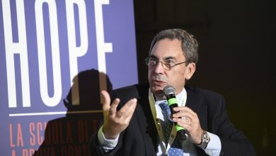 Photo of Clementi: “Il virus sta lottando per sopravvivere. Il coprifuoco? Una regola senza base scientifica e persino dannosa”