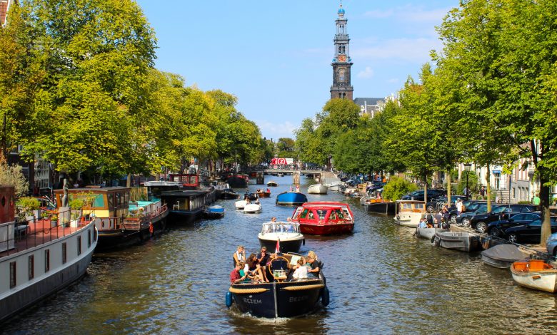 Photo of Amsterdam contro la criminalità organizzata: niente coffee shop per i turisti