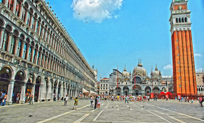 Photo of Venezia torna in giallo, ma i turisti non ci sono e i bar non riaprono