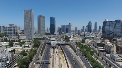 Photo of Israele torna alla normalità: i cittadini vanno al ristorante e a teatro