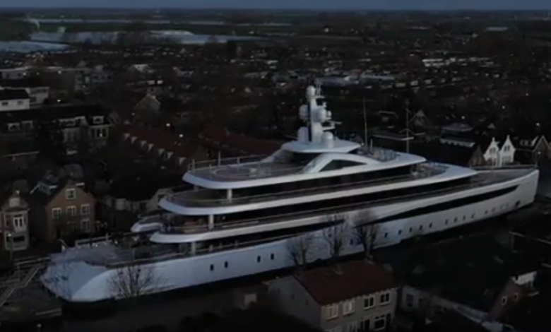 Photo of Olanda, uno yacht di 94 metri attraversa i canali strettissimi delle città