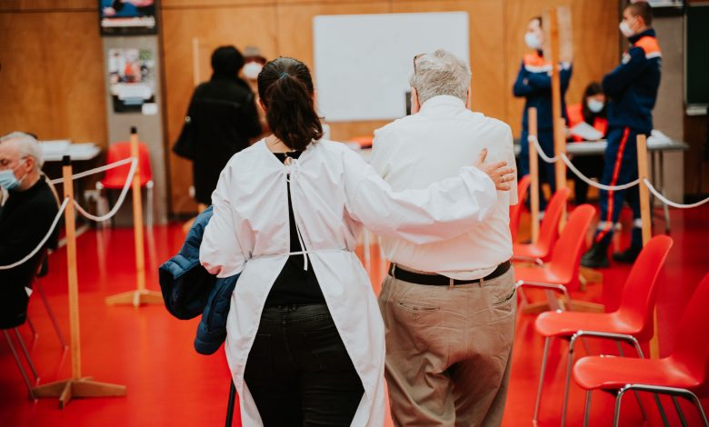 Photo of Ippolito: “Nessun medicinale è esente da rischi. Ma gli over60 rischiano 640 volte di più senza il vaccino”