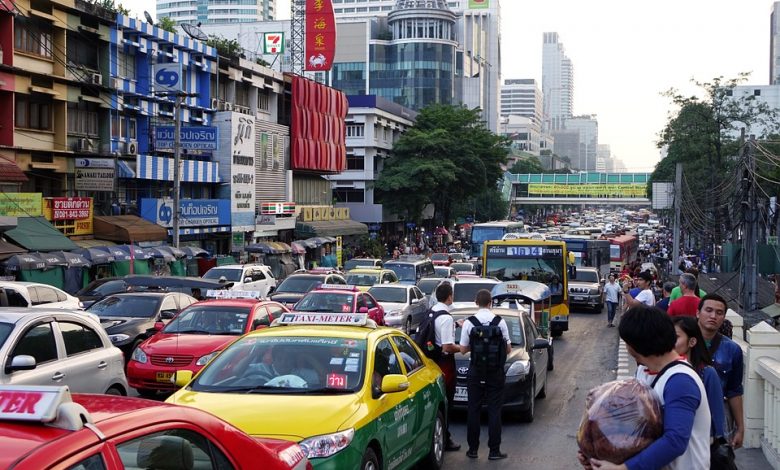 Photo of Bangkok, i tetti dei taxi fermi per il Covid diventano orti