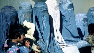 Photo of Afghanistan, le donne sfidano i talebani: “No al burqa, non saremo prigioniere”