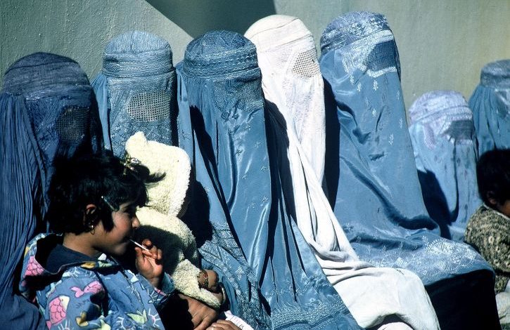 Photo of Afghanistan, le donne sfidano i talebani: “No al burqa, non saremo prigioniere”
