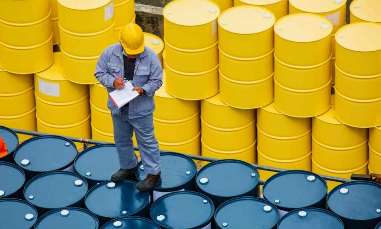 Photo of Petrolio in calo tra eccesso di offerta e le sanzioni della Russia